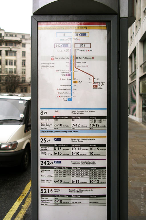 Так на остановке в Лондоне показаны маршруты, проходящие через неё